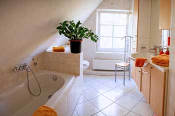 Das Bad der Ferienwohnung mit Badewanne