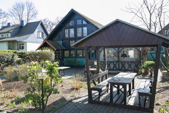 Kleine überdachte Holzterrasse